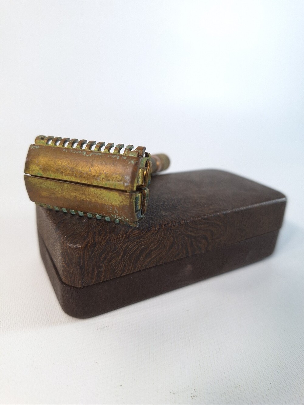 Vintage Gillette Old Type Open Comb Safety Razor Brass 3-Piece Made in USA Case